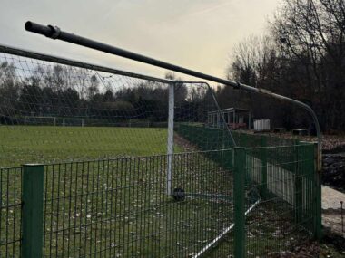 Jaworzno-Ciężkowice. Dewastacja oświetlenia boiska L. K. S. «Ciężkowianka» i kradzież. 7-8 listopada 2025. Jaworzno-Ciężkowice. Dewastacja oświetlenia boiska L. K. S. «Ciężkowianka» i kradzież. 7-8 listopada 2025.