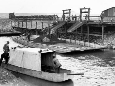 Sosnowiec pokazuje JĘZOR mówiącym, że to Zagłębie Dąbrowskie Jęzor. Przemsza. Port węglowy i galary. Sierpień 1932.