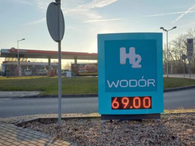 Druga w kraju stacja tankowania wodoru działa w Katowicach. Tu i w Tychach pojawią się autobusy na wodór. Sosnowiec walczy o dopłaty Katowice. Stacja Orlen przy ulicy Murckowskiej, ze stanowiskami do tankowania wodoru. Styczeń 2025.