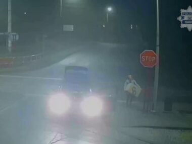 Ogrodzieniec. Przywłaszczenie paczki przez kobietę na skrzyżowaniu ulic: Tadeusza Kościuszki, Bzowskiej i Olkuskiej. 22 grudnia 2025. Ogrodzieniec. Przywłaszczenie paczki przez kobietę na skrzyżowaniu ulic: Tadeusza Kościuszki, Bzowskiej i Olkuskiej. 22 grudnia 2025.