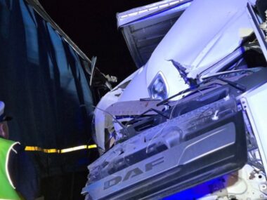 Tragedia na DK78 w Porębie. Śmierć kierowcy ciężarówki Poręba. Droga Krajowa nr 78. Śmiertelny wypadek – najechanie ciężarówki na naczepę innej ciężarówki. 1 kwietnia 2026