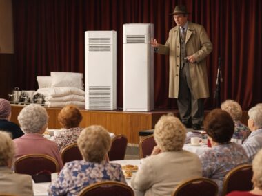 Seniorka kupiła klimatyzator w wyjątkowej cenie. Bardzo… Prezentacja – klimatyzacja, kołdry, garnki – ilustracja poglądowa