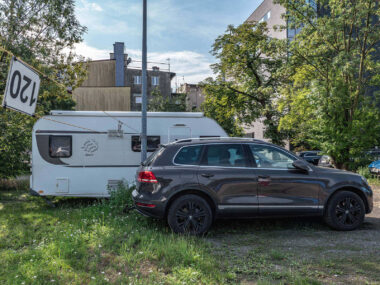 Letnia oferta „skarbówki”. Dom na kółkach z licytacji SUV przyczepa