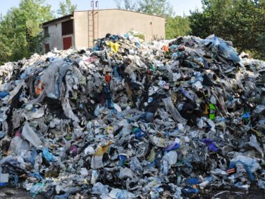 Sławków. Dzikie wysypisko zniknie po 12 latach walki Sławków. Dzikie wysypisko firmy »Rekult« odpadów na terenach kolejowych przy ulicy Okradzionowskiej. 22 września 2015.