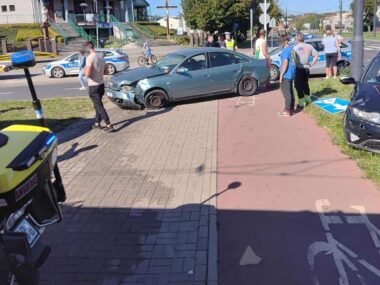 Pijany spowodował zderzenie. Miał zakaz jazdy… za pijaństwo Sosnowiec-Dańdówka. Skrzyżowanie ulic 11 Listopada i Władysława Andersa. Kolizja dwóch samochodów osobowych. 20 września 2025.