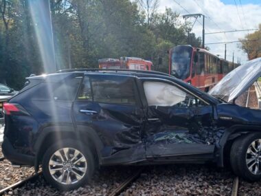 Sosnowiec-Dandowka. Przejazd tramwajowo-samochodowy przy ul. Wojska Polskiego przy cmentarzu komunalnym. Zderzenie tramwaju i samochodu osobowego. 15 października 2025.