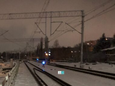 Tragedia na torach w Dąbrowie Górniczej. Mężczyzna nie żyje Tory na linii kolejowej nr 1 nocą. 23 listopada 2025.