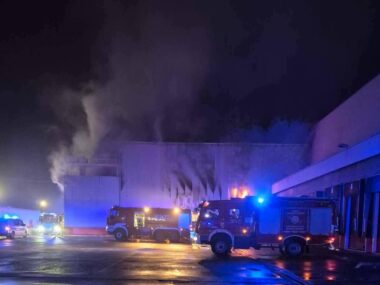 Ogromny pożar hali Zakładów Mięsnych „Duda” w Sosnowcu Sosnowiec-Milowice. Ul. Krzysztofa Kamila Baczyńskiego 165. Pożar hali w Zakładach Mięsnych „Duda” („Cedrob”). 10 maja 2025.