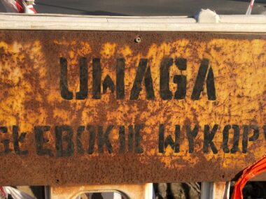 Skandaliczne lekceważenie przepisów grozi zdrowiu i życiu! Sosnowiec-Pogoń. Ziemne roboty przy instalacji gazociągu przy ul. Stefana Roweckiego „Grota”. 27 maja 2025.