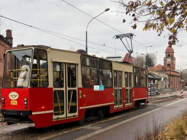 Tramwaj Konstal 105 Na. Sosnowiec-Pogoń. Ulica Stefana Żeromskiego. 9 listopada 2025. Tramwaj Konstal 105 Na. Sosnowiec-Pogoń. Ulica Stefana Żeromskiego. 9 listopada 2025.