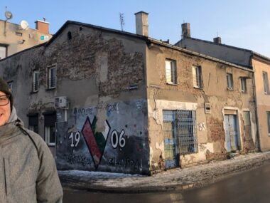 Rewitalizacja w Sosnowcu. Czy konsultacje to fikcja? Sosnowiec-Pogoń. Róg ulic Nowopogońskiej i Racławickiej. Paweł Piotrowski – mieszkaniec Pogoni i członek Komitetu Rewitalizacji.