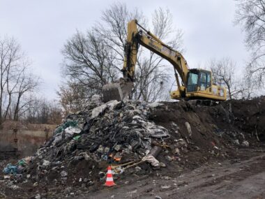 Kolejne dzikie wysypiska w Śląskiem do likwidacji w tym roku Sosnowiec-Radocha. Nielegalne składowisko odpadów, częściowo uprzątnięte. 9 lutego 2026.