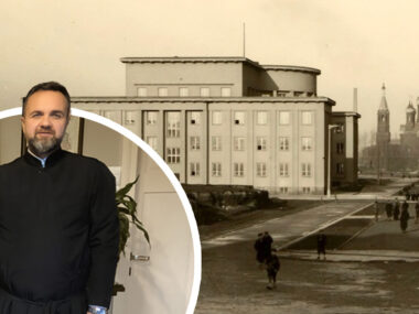 Ks. Mikołaj o cerkwi prawosławnej św. Mikołaja Cudotwórcy Sosnowiec. Na pierwszym planie ratusz, w głębi cerkiew św. Mikołaja Cudotwórcy. Lata 1933_1935. Ksiądz Mikołaj Dziewiatowski. 3 grudnia 2025.