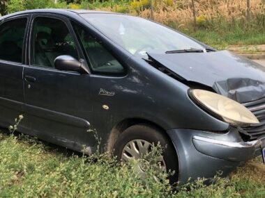 Dzwon na prostej drodze. Citroën Picasso mocniej kubistyczny Sosnowiec-Sielec-Glinka. Skrzyżowanie ulic Władysława Andersa i Spadzistej. Zderzenie Zderzenie Citroëna Xsary Picasso z murem. 21 sierpnia 2025.