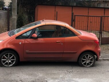 Czy w Sosnowcu grasuje seryjny „przebijacz” opon? Sosnowiec-Sielec. Ulica Rzeźnicza. Zaparkował tam, gdzie sobie ktoś nie życzył? 3 gumy bez powietrza. 1 lutego 2026.