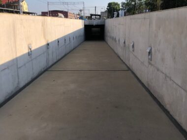 Sosnowiec. Tunel pieszo-rowerowy pod torami już czynny Sosnowiec. Tunel pieszo-rowerowy pod torami między Konstantynowem a Środulką. 13 sierpnia 2025.