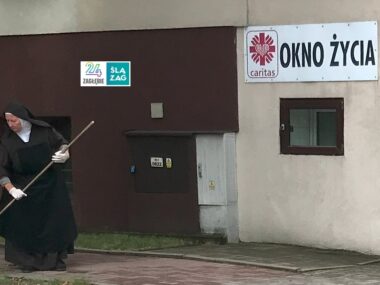 10-dniowy chłopczyk w „oknie życia” w Sosnowcu Stary Sosnowiec. Ul. Teresy Kierocińskiej. Zgromadzenie Sióstr Karmelitanek Dzieciątka Jezus. Okno życia. 1 sierpnia 2024.