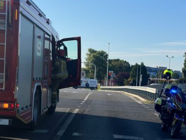 Wypadek motocyklisty w Sosnowcu. 51-latek Trafił do szpitala Stary Sosnowiec. Węzeł S86 i ulic Józefa Piłsudskiego i Krzysztofa Baczyńskiego. Wypadek motocyklisty i samochodu. 1 sierpnia 2025.