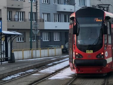Wracają tramwaje do Milowic i między Sosnowcem a Katowicami Sosnowiec. Ulica Jana III Sobieskiego. Przystanek Piłsudskiego / Sobieskiego. Tramwaj Moderus Beta MF 16AC_BD «Tramwaje Śląskie» #856. 18 lutego 2025.