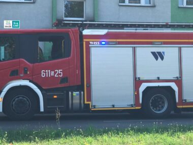 Groźny wyciek gazu w Sosnowcu przy wiadukcie kolejowym Sosnowiec. Wóz straży pożarnej.