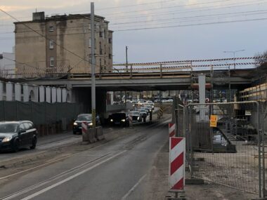 Ostatnie zamknięcie przejazdu pod przebudowywanym wiaduktem Sosnowiec. Ulica Józefa Piłsudskiego. Wiadukt kolejowy podczas osadzania podpór wschodniej części. 10 marca 2026
