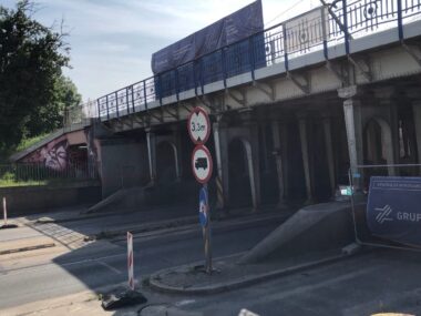 Trzecie zamknięcie przejazdu pod tym wiaduktem. Nieostatnie Sosnowiec. Wiadukt nad ulicą Józefa Piłsudskiego w czasie burzenia i odbudowy.