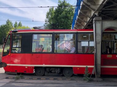 Zmiany tras tramwajów i autobusów od 28 czerwca 2025 roku Tramwaj Konstal 105 N HF 11 AC 645+6464. Sosnowiec, ul. Józefa Piłsudskiego, wiadukt kolejowy po rozbiórce połowy. 4 czerwca 2025.