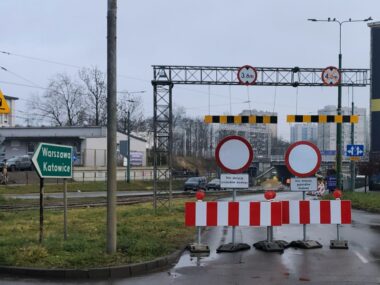 Koniec najbardziej uciążliwego etapu przebudowy wiaduktu Sosnowiec. Ulica Józefa Piłsudskiego. Wiadukt kolejowy na dwa dni przed przywróceniem ruchu. 11 grudnia 2025.