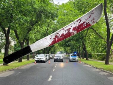 45-letni mężczyzna z rurą w ręku zmarł od policyjnych kul Sosnowiec. Ul. Stanisława Mikołajczyka. Miejsce, w którym Policja zastrzeliła mężczyznę atakującego pojazdy maczetą. 31 lipca 2025.