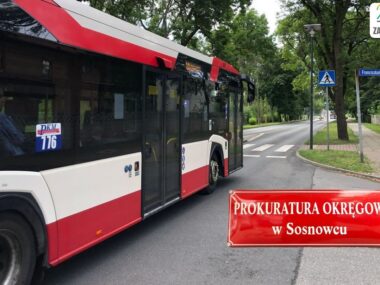 Sosnowiec. Ul. Stanisława Mikołajczyka. Miejsce, w którym Policja zastrzeliła mężczyznę atakującego pojazdy metalową rurą (wcześniej mówiono o maczecie). 31 lipca 2025. Sosnowiec Ul Stanislawa Mikolajczyka Miejsce Gdzie Policja Zastrzelila Mezczyzne Z Maczeta Szyld PO Sosnowiec Fot Robert Lechowski 2025 07 31 01