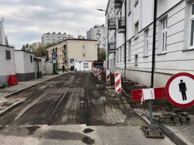 Sosnowiec. Remontu ulicy przy targowisku i C. H. «Plaza» Sosnowiec. Ulica Szklarniana – remont jezdni i chodnika. 1 października 2025.