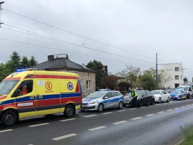 Stłuczka trzech pojazdów, w tym radiowozu i „wyścig lawet” Sosnowiec, ul. gen. Władysława Andersa. Kolizja trzech pojazdów, w tym radiowozu Policji. 10 maja 2025.