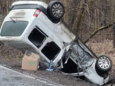 Wysoka, gmina Łazy. Droga wojewódzka nr 796. Kolizja i dachowanie. Peugeot Partner. 25 lutego 2026 Wysoka, gmina Łazy. Droga wojewódzka nr 796. Kolizja i dachowanie. Peugeot Partner. 25 lutego 2026