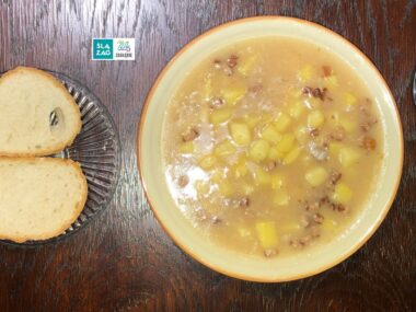 Bonjour. Ach nie, to nie żur. To zalewajka! Typowo podana w Zagłębiu Dąbrowskim zalewajka – głęboki talerz i nieodłączny chleb. Skwarki – aby były chrupiące i smaczne – trzeba dodać tuż przed konsumpcją!