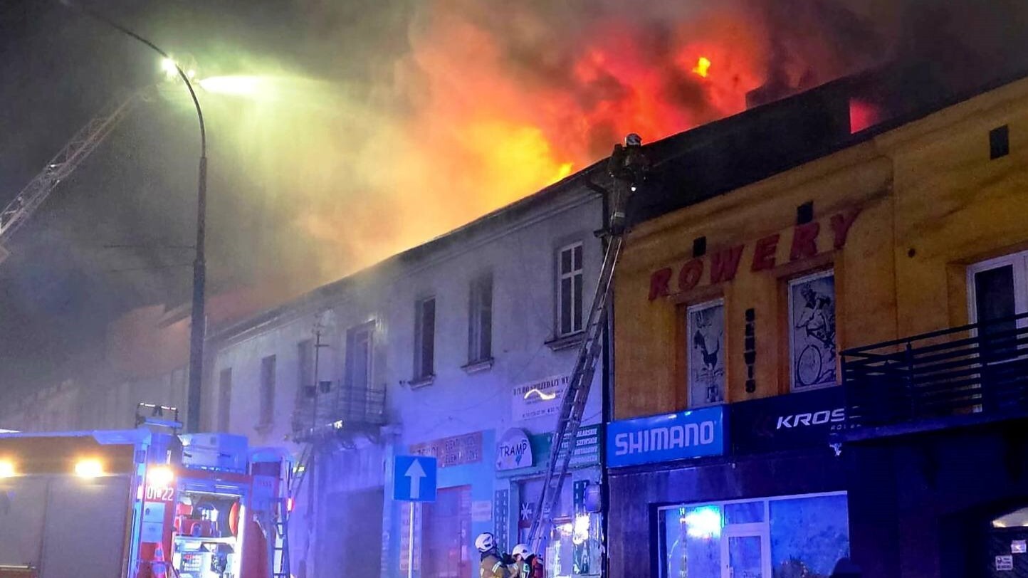 Pożar kamienicy w Będzinie przy al. Kołłątaja. Z ogniem walczy wiele zastępów straży pożarnej